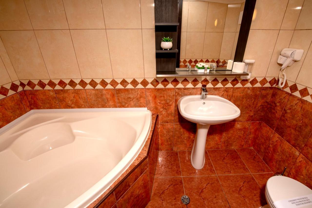 Hotel Novotheos Oradea Luaran gambar