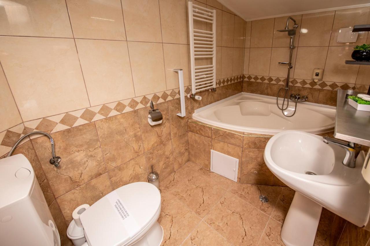 Hotel Novotheos Oradea Luaran gambar