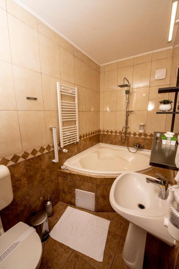 Hotel Novotheos Oradea Luaran gambar
